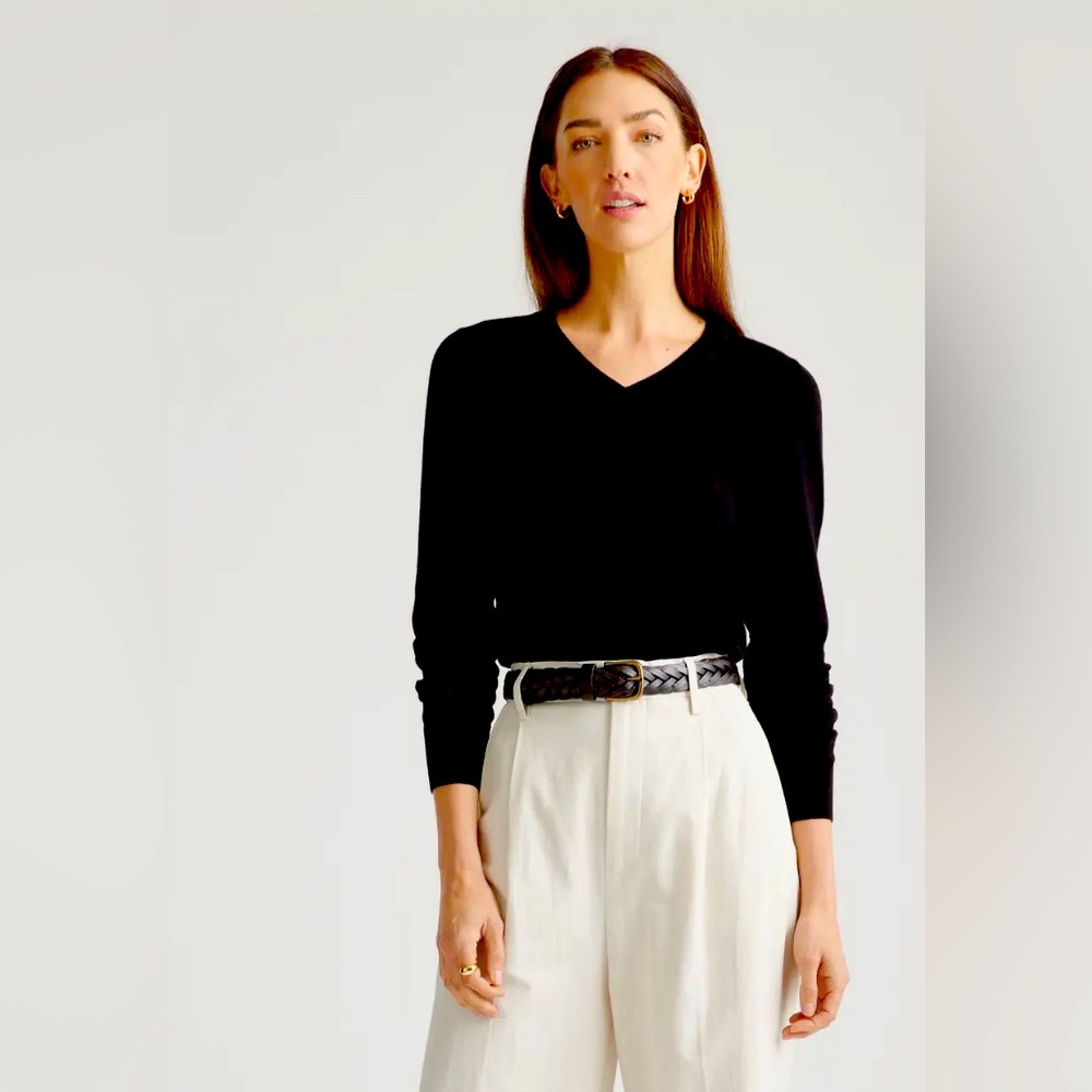 Quince Lightweight Cotton Cashmere V neck in Black